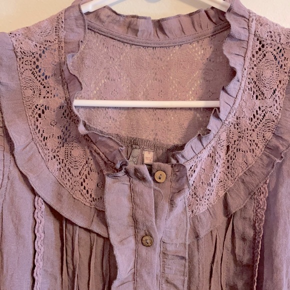 A’GACI ruffle sleeveless button up with lace - Picture 3 of 4